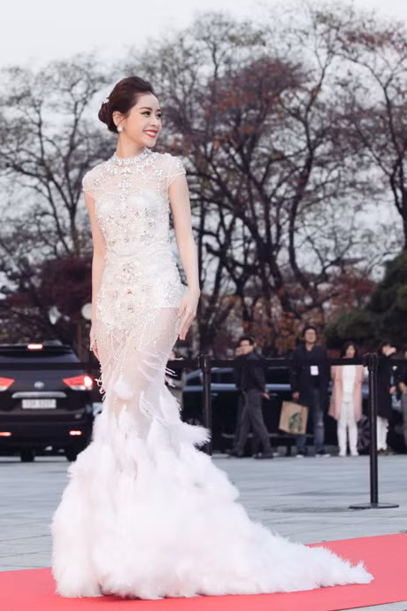 Chi Pu bien hoa da phong cach voi thoi trang su kien - Anh 1
