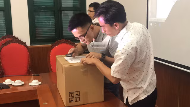  Đại diện công ty cổ phần sữa Việt Nam (Vinamilk) kiểm tra thùng niêm phong 