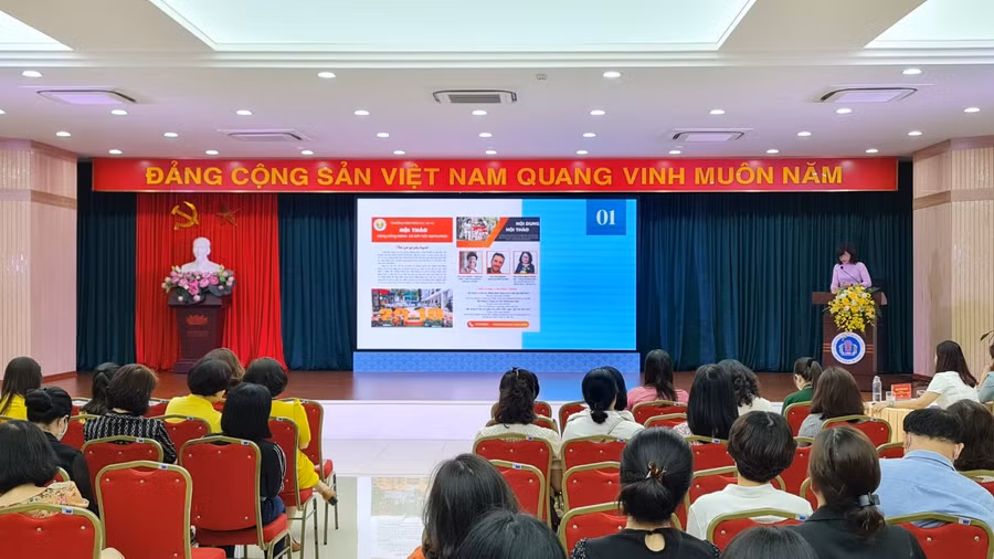 Chung khảo xét duyệt giải thưởng Nhà giáo Hoàn Kiếm tâm huyết, sáng tạo.