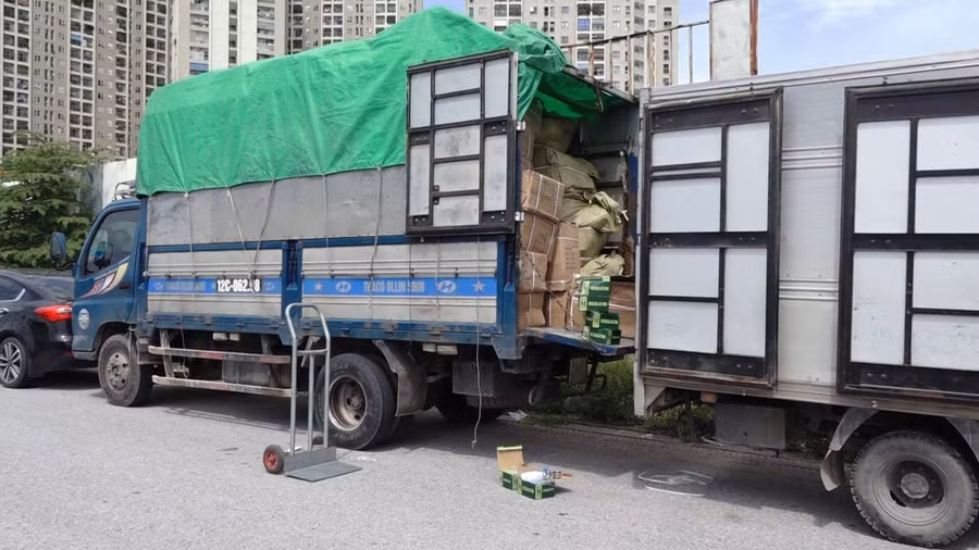 Xe tải khi đang giao nhận hàng hoá thì bị lực lượng chức năng tiến hành kiểm tra, phát hiện 1.000 bộ van máy thở không có nguồn gốc xuất xứ.