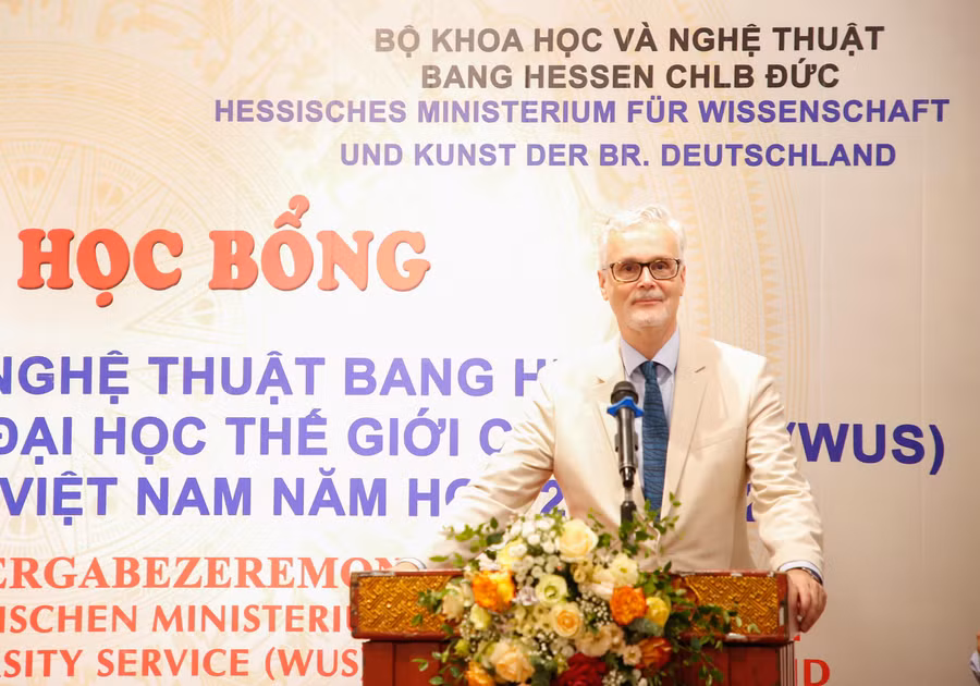 TS. Guido Hildner: Học bổng là động lực, sự khích lệ các sinh viên trên con đường học tập và phát triển sự nghiệp sau này.