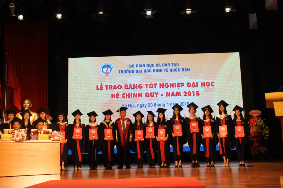 Tân cử nhân nhận bằng trong lễ tốt nghiệp