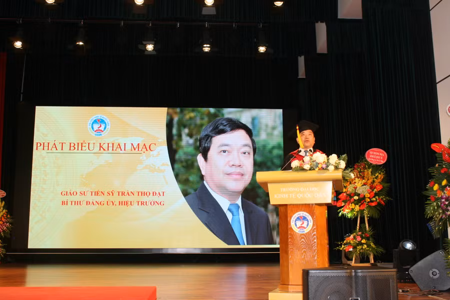 GS.TS Trần Thọ Đạt, hiệu trưởng Trường ĐH KTQD, phát biểu tại buổi lễ