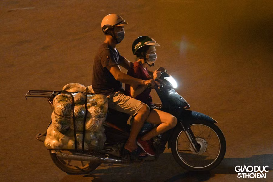 Một tiểu thương cho biết, do chợ Long Biên bị phong tỏa không vào trong được nên phải mua bán ngay trên mặt đường, nhưng đây là bất đắc dĩ, rất mong cơ quan chức năng có phương án để thuận tiện và an toàn cho người mua và bán trong thời gian giãn cách.
