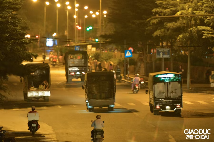 Khi phát hiện thấy xe của lực lượng chức năng, nhiều xe tải đã di chuyển ra nơi khác.