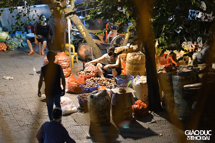 Vào khoảng 22h, tại chợ Long Biên những mặt hàng thường thấy vẫn được bày bán tại nhiều địa điểm.