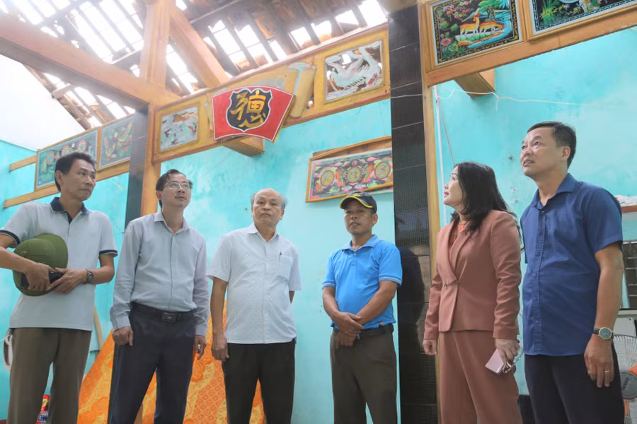 Lãnh đạo Sở GD&ĐT thăm gia đình thầy giáo Nguyễn Đăng Quang bị thiệt hại nặng do lốc xoáy. Lãnh đạo Sở GD&ĐT thăm gia đình thầy giáo Nguyễn Đăng Quang bị thiệt hại nặng do lốc xoáy.
