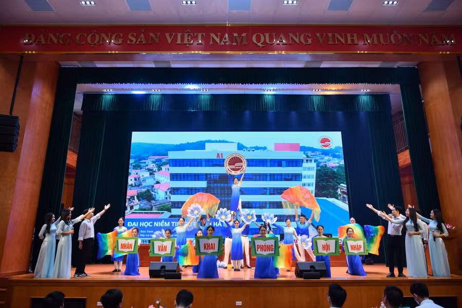 Những tiết mục văn nghệ chào mừng hội thi. Những tiết mục văn nghệ chào mừng hội thi.