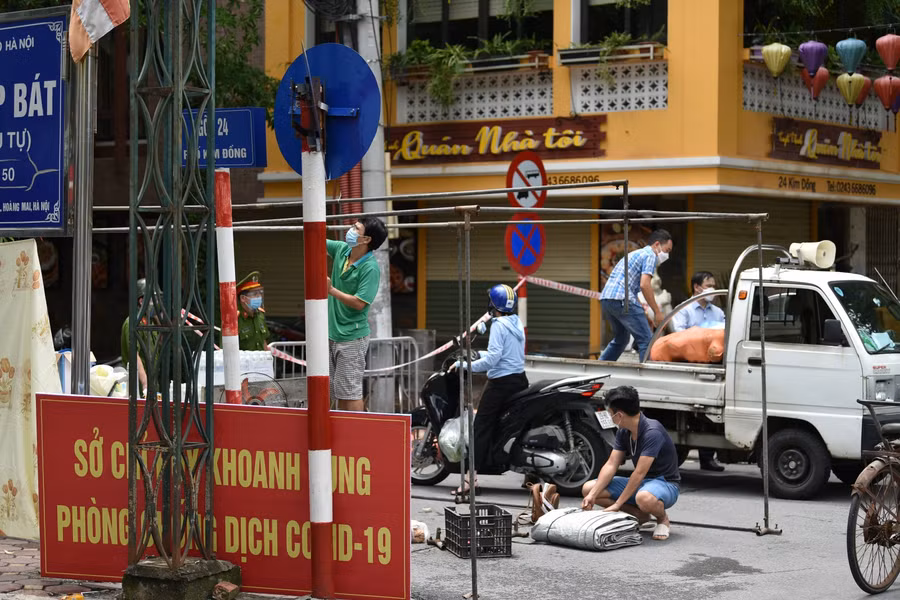 Trong sáng ngày hôm nay, tại nhiều điểm tại khu vực lực lượng chức năng đã tiến hành lập hàng rào barie để khoanh vùng cách ly.