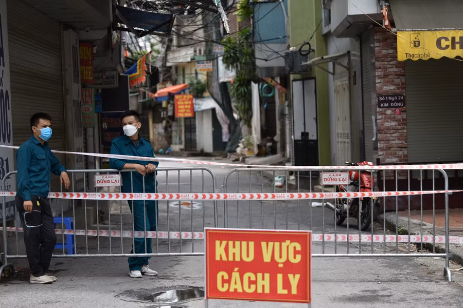 Đối với công dân không cư trú trên địa bàn phường, phải tự cách ly tại nhà và liên hệ ngay với trạm y tế nơi cư trú để được hướng dẫn, lấy mẫu xét nghiệm.