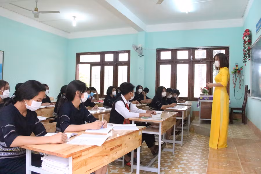 Cô giáo Lê Thị Quỳnh Thư giáo dục học sinh từ những câu chuyện thực tế.