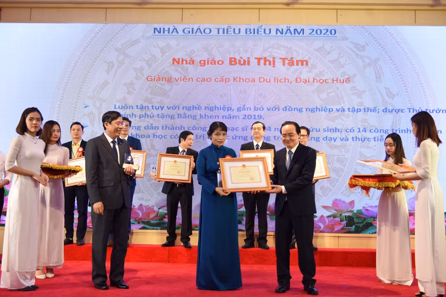 Bộ trưởng Phùng Xuân Nhạ trao bằng khen tới nhà giáo tiêu biểu.