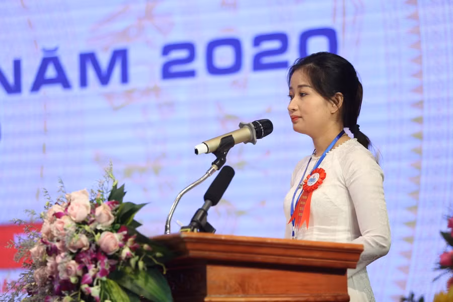 Cô giáo Lê Si Na – Trường THPT chuyên Lê Quý Đôn (Quảng Trị)