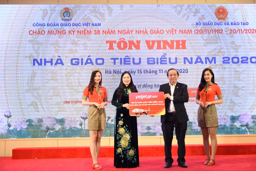 Hãng hàng không Vietjet trao 366 vé máy bay khứ hồi nội địa cho 183 thầy cô.