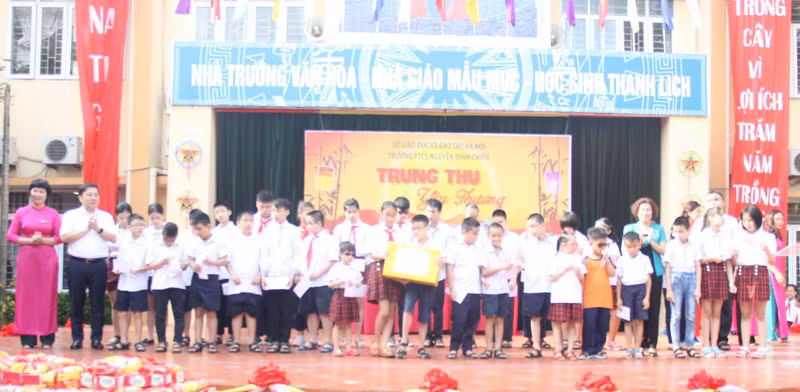 Và trực tiếp trao quà cho các em.