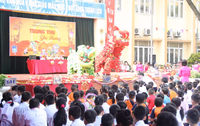 Tiết mục múa lân luôn được các bạn đón đợi và nhận được sự cổ vũ nhiệt tình HS.