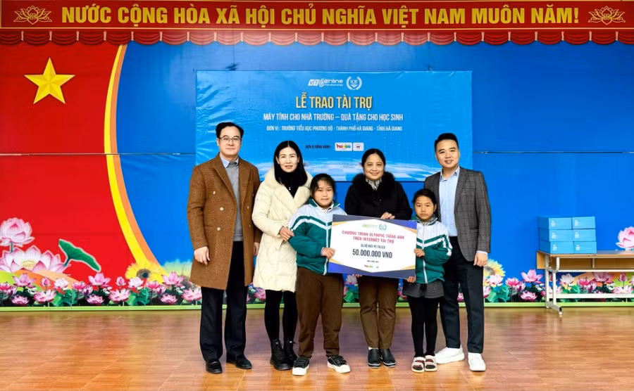 Ông Nguyễn Quốc Cường - Phó Trưởng Phòng GD&amp;ĐT TP Hà Giang và ông Lưu Thượng Giang - đại diện Ban tổ chức IOE trao tặng 5 bộ máy tính PC cho trường Tiểu học Phương Độ.