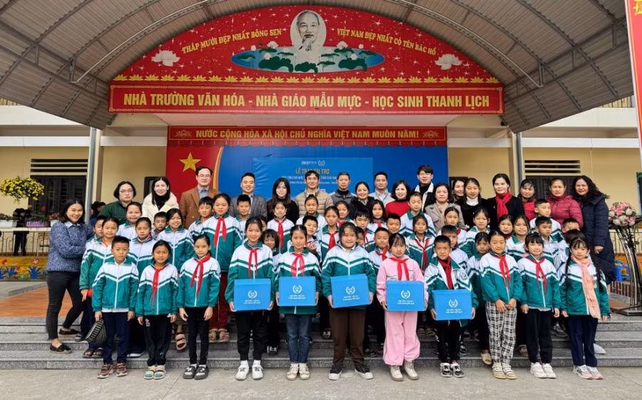 BTC cuộc thi IOE trao phần thưởng cho các em học sinh đạt thành tích cao (Hà Giang).