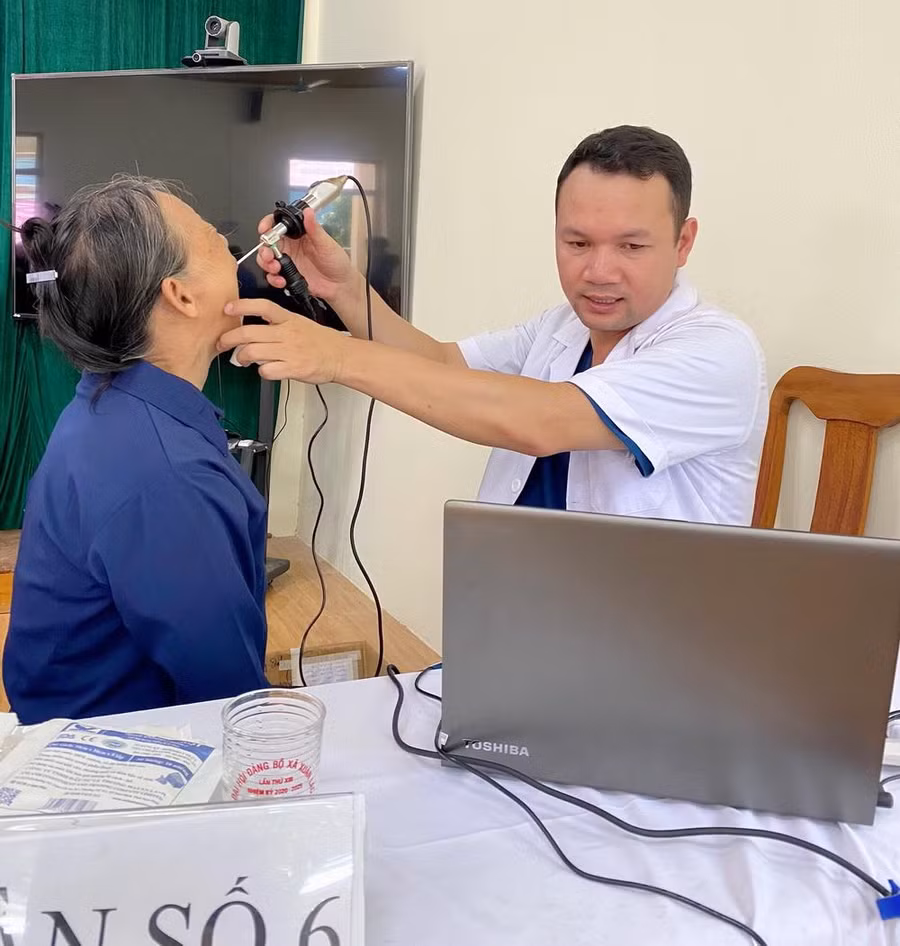 Bác sĩ khám vòm họng cho người dân xã Xuân Lạc (Chợ Đồn, Bắc Kạn) Bác sĩ khám vòm họng cho người dân xã Xuân Lạc (Chợ Đồn, Bắc Kạn)