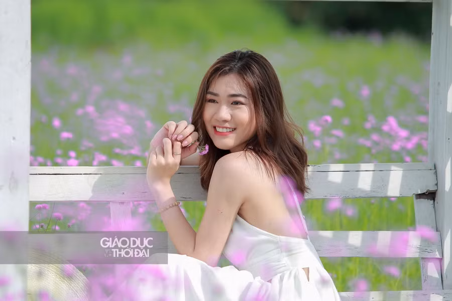 Giới trẻ Hà thành đổ xô check-in cánh đồng hoa oải hương thảo tím ngát như trời Tây ảnh 5