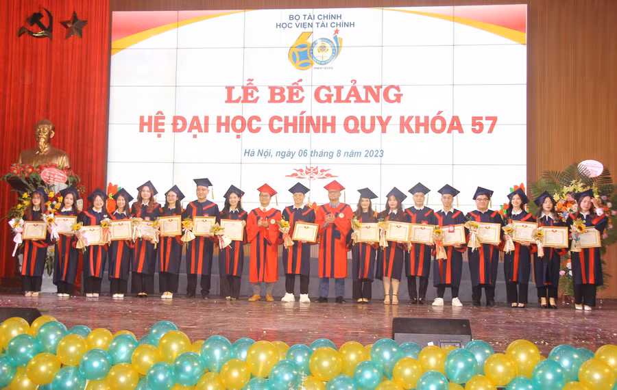 Nhân dịp này, nhiều sinh viên có thành tích xuất sắc được vinh danh, khen thưởng. Nhân dịp này, nhiều sinh viên có thành tích xuất sắc được vinh danh, khen thưởng.