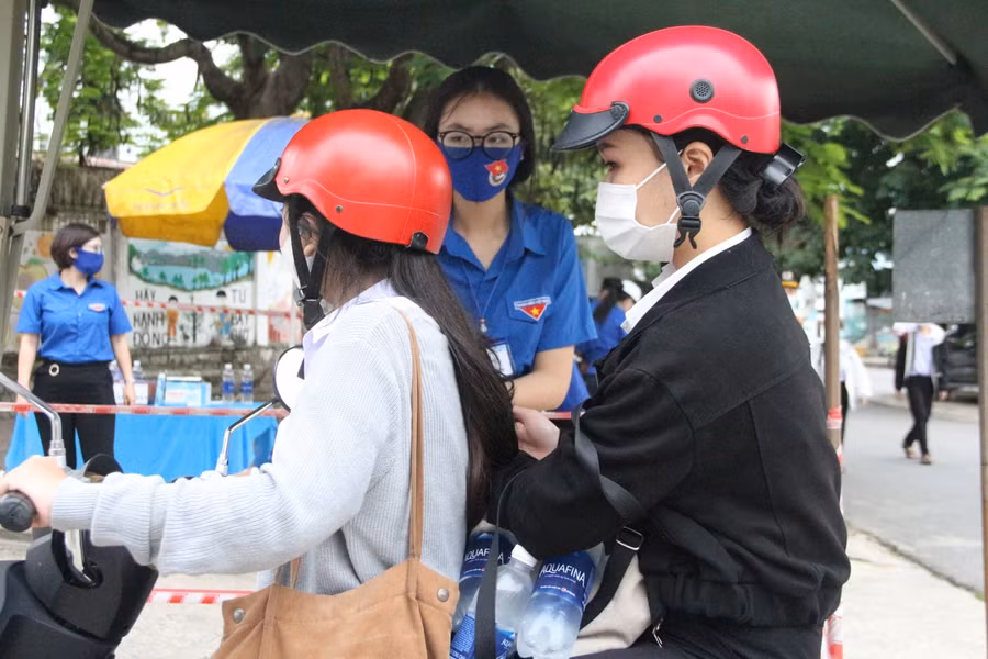 Thí sinh được đo thân nhiệt, sát khuẩn trước khi vào phòng thi.