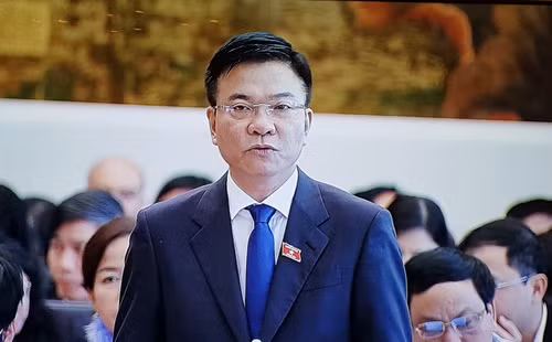 Bộ Trưởng Bộ Tư pháp Lê Thành Long trả lời chất vấn đại biểu Quốc hội