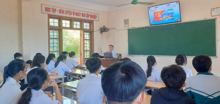 Ngành giáo dục Quảng Trị đưa ra giải pháp điều động, luân chuyển giáo viên nhằm giải "bài toán" thiếu giáo viên. Ngành giáo dục Quảng Trị đưa ra giải pháp điều động, luân chuyển giáo viên nhằm giải "bài toán" thiếu giáo viên.