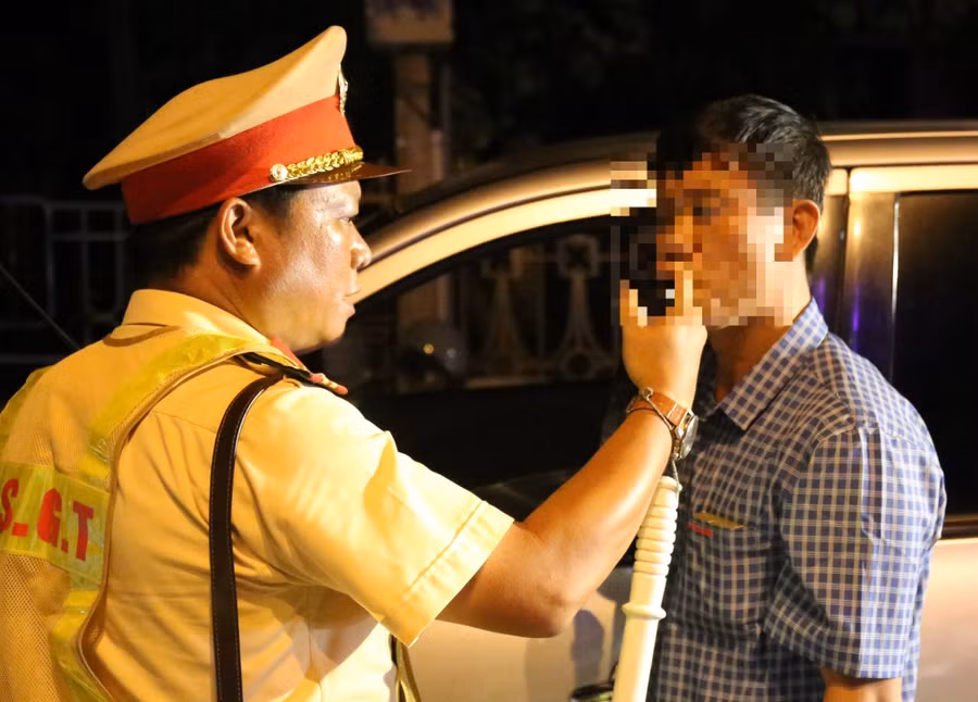 Lái xe biển đỏ vi phạm nồng độ cồn ở mức cao. Lái xe biển đỏ vi phạm nồng độ cồn ở mức cao.