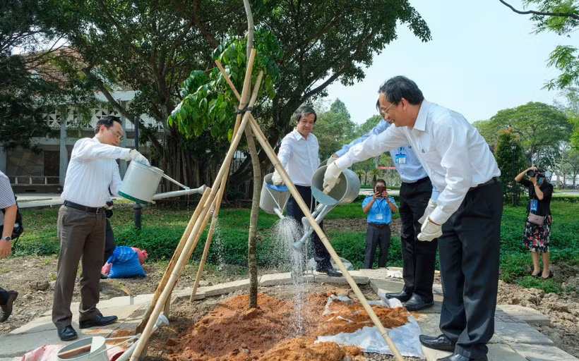 Bộ trưởng trồng cây lưu niệm tại khu vực Tòa nhà Công nghệ cao. Bộ trưởng trồng cây lưu niệm tại khu vực Tòa nhà Công nghệ cao.