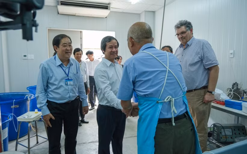 Đoàn thăm phòng thí nghiệm. Đoàn thăm phòng thí nghiệm.