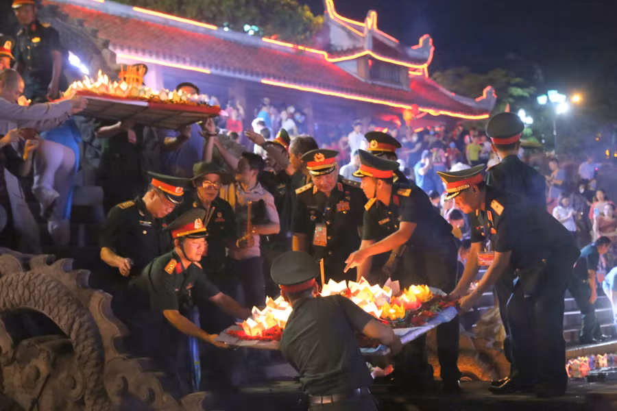 Lực lượng quân đội, cùng đông đảo cựu chiến binh thả hoa tưởng niệm liệt sĩ.