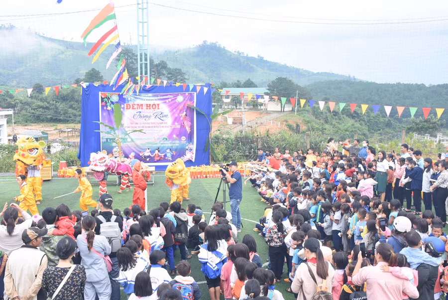 Với trẻ em, Tết Trung thu là ngày hội được mong chờ nhất trong năm khi nhận những món quà, lồng đèn, bánh kẹo và được vui chơi trong không khí đầm ấm… Với trẻ em, Tết Trung thu là ngày hội được mong chờ nhất trong năm khi nhận những món quà, lồng đèn, bánh kẹo và được vui chơi trong không khí đầm ấm…