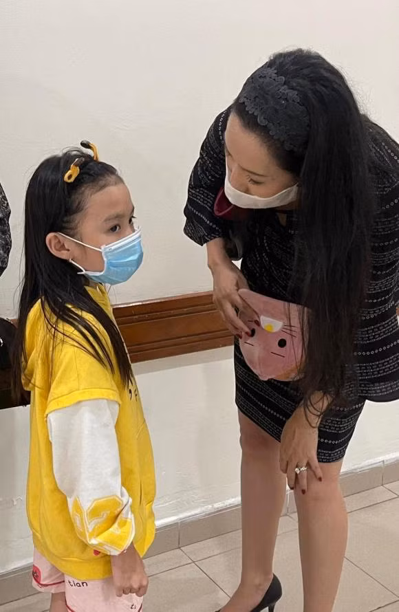 Cô ân cần trò chuyện với con gái nghệ sĩ Thương Tín, nhóc tỳ được gia đình đưa lên thăm bố.