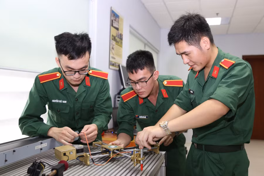 Học viên Học viện Kỹ thuật Quân sự được học tập, nghiên cứu các công nghệ tiên tiến.