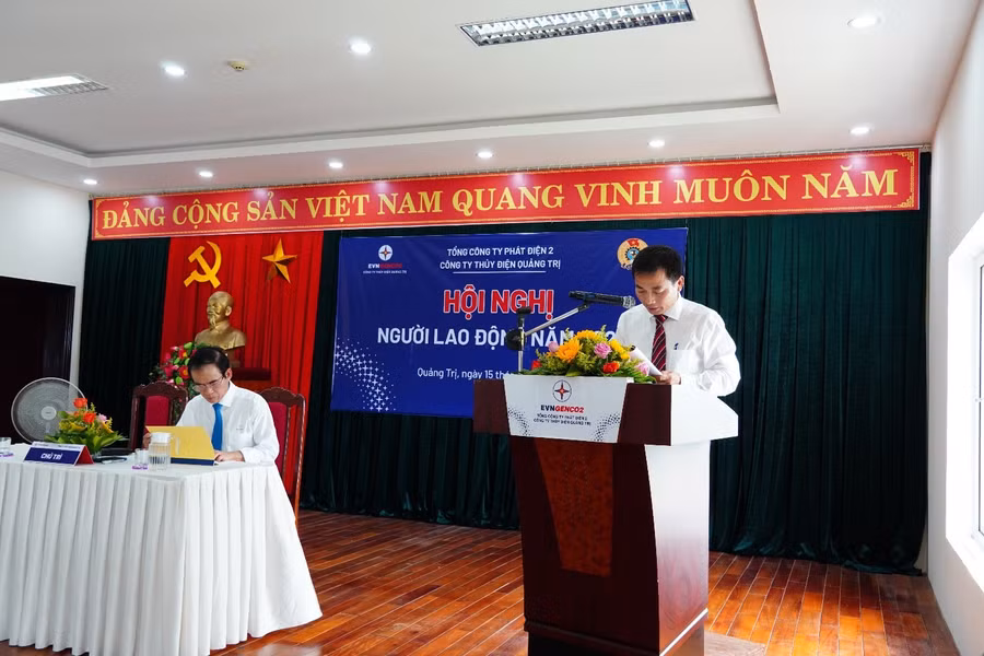 Ông Đoàn Thanh Điểm – Chủ tịch Công đoàn Công ty trình bày báo cáo tại Hội nghị. Ông Đoàn Thanh Điểm – Chủ tịch Công đoàn Công ty trình bày báo cáo tại Hội nghị.