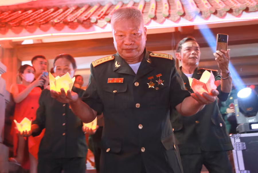 Tiếp đó, các cựu chiến binh và nhân dân, lực lượng đoàn viên, thanh niên đã thả hàng vạn ngọn đèn hoa đăng xuống dòng sông Thạch Hãn, sưởi ấm linh hồn các liệt sĩ. Tiếp đó, các cựu chiến binh và nhân dân, lực lượng đoàn viên, thanh niên đã thả hàng vạn ngọn đèn hoa đăng xuống dòng sông Thạch Hãn, sưởi ấm linh hồn các liệt sĩ.
