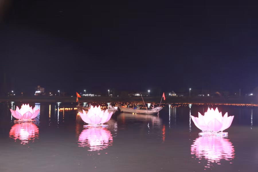 Chương trình “ Đêm hoa đăng” tri ân các anh hùng liệt sĩ trên dòng sông Thạch Hãn đã có sức lan tỏa mạnh, tạo nên dấu ấn văn hóa - du lịch tâm linh độc đáo, tri ân liệt sĩ trên vùng “đất thiêng” Thành Cổ. Chương trình “ Đêm hoa đăng” tri ân các anh hùng liệt sĩ trên dòng sông Thạch Hãn đã có sức lan tỏa mạnh, tạo nên dấu ấn văn hóa - du lịch tâm linh độc đáo, tri ân liệt sĩ trên vùng “đất thiêng” Thành Cổ.