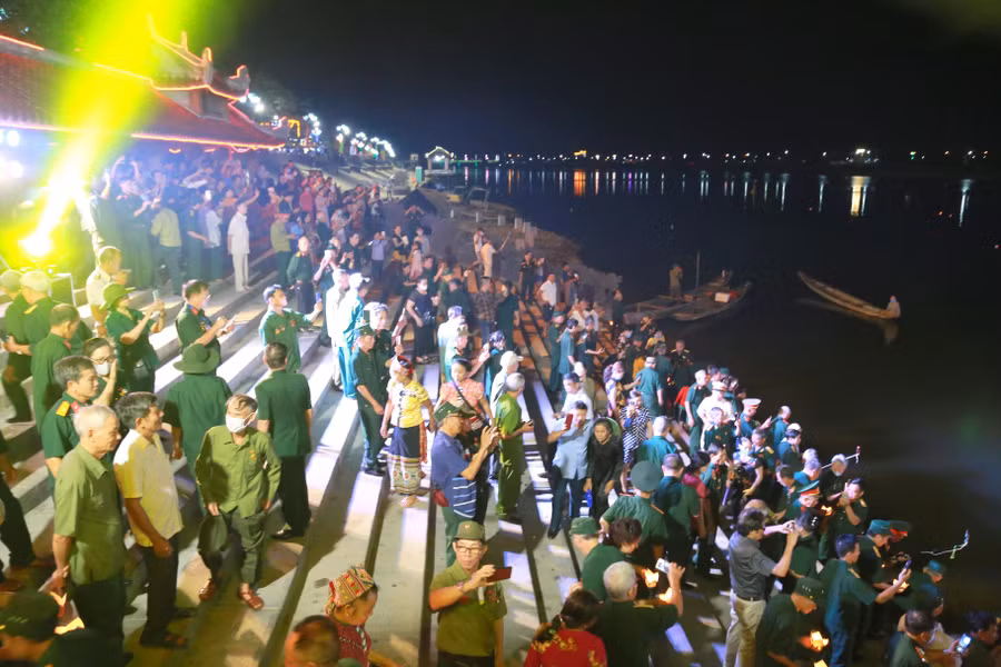 Những năm chiến tranh, địa danh Quảng Trị đã ghi vào lịch sử dân tộc với mốc son chói lọi bằng cuộc chiến đấu anh dũng, kiên cường bảo vệ Thành Cổ và Thị xã Quảng Trị trong suốt 81 ngày “mùa Hè đỏ lửa năm 1972”. Những năm chiến tranh, địa danh Quảng Trị đã ghi vào lịch sử dân tộc với mốc son chói lọi bằng cuộc chiến đấu anh dũng, kiên cường bảo vệ Thành Cổ và Thị xã Quảng Trị trong suốt 81 ngày “mùa Hè đỏ lửa năm 1972”.