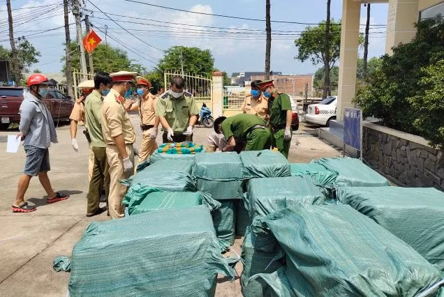 Cơ quan chức năng kiểm tra lô hàng 3.000 chiếc điện thoại thông minh không có nguồn gốc xuất xứ. Ảnh: Công an Bình Phước.