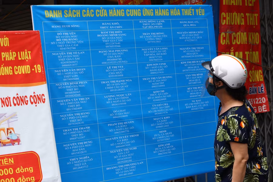 Danh sách các cửa hàng và số điện thoại của các tiểu thương cũng đã được UBND phường niêm yết trước cổng chợ để người dân có nhu cầu mua hàng có thể chủ động liên hệ.
