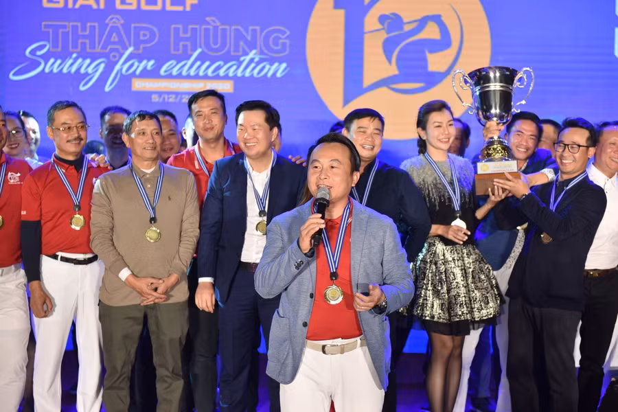 CLB golf FTU- Đại học Ngoại Thương đã xuất sắc dành cup vô địch giải golf thập hùng 2020.