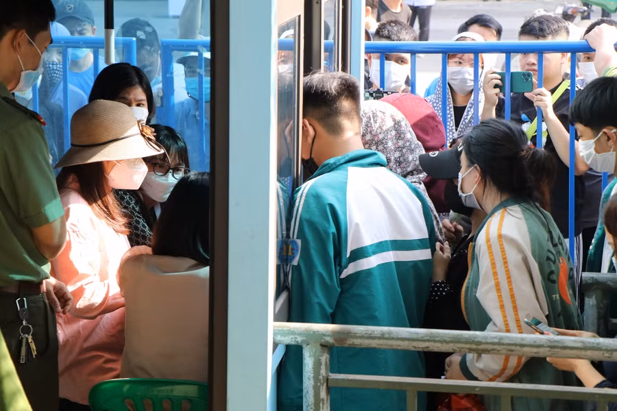 Đúng 8h sáng, các quầy bán vé chính thức mở cửa.