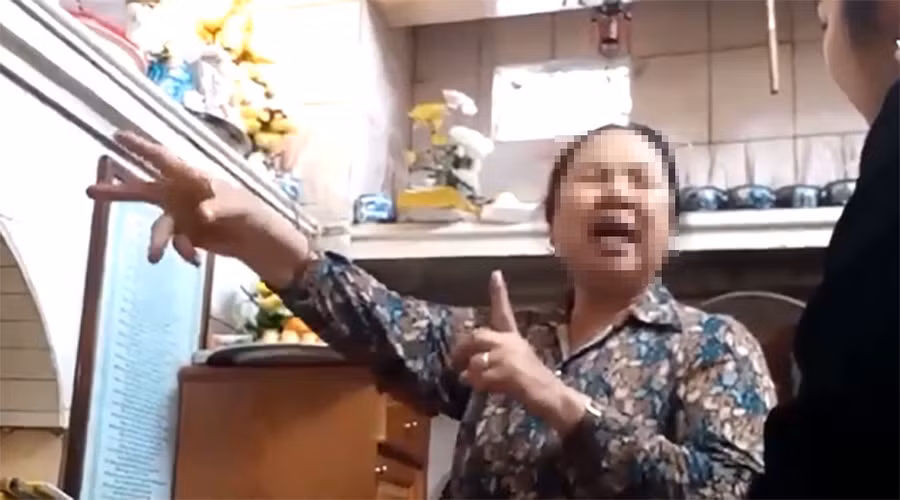 Bà Hoàng Thị L. đang xem bói cho người khác.
