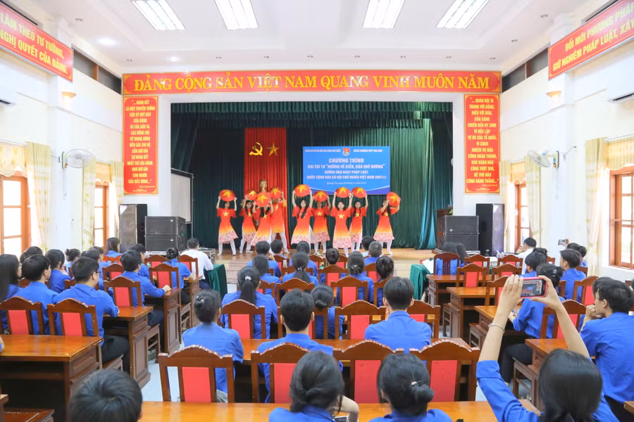 Tiết mục văn nghệ ca ngợi biển đảo quê hương. Tiết mục văn nghệ ca ngợi biển đảo quê hương.