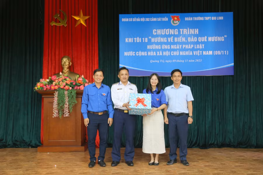 Đại diện nhà trường trao tặng 200 lá cờ Tổ Quốc đến lực lượng Cảnh sát biển. Đại diện nhà trường trao tặng 200 lá cờ Tổ Quốc đến lực lượng Cảnh sát biển.