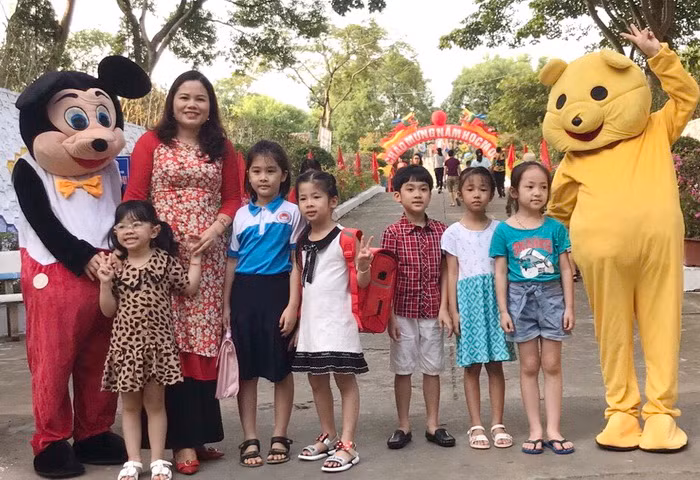 Cô Bùi Thị Kim Chi cùng các học trò của mình Cô Bùi Thị Kim Chi cùng các học trò của mình