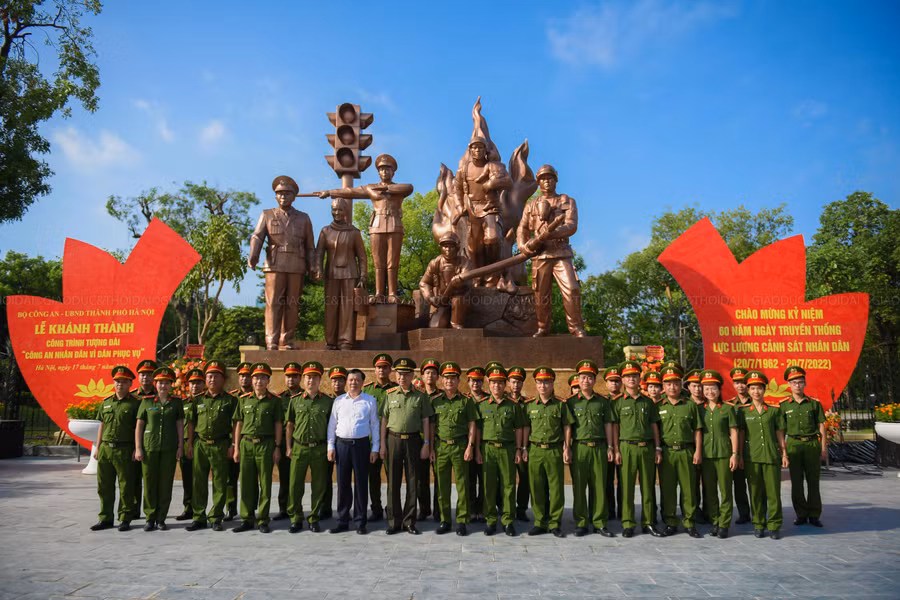 Đại tướng Tô Lâm, Uỷ viên Bộ Chính trị, Bộ Trưởng Bộ Công an cùng với ông Đinh Tiến Dũng, Uỷ viên Bộ Chính trị, Bí thư Thành uỷ Hà Nội chụp ảnh lưu niệm với các lực lượng.