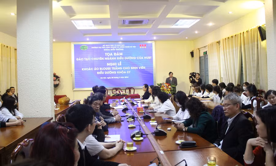 Toàn cảnh buổi lễ và chương trình tọa đàm về đào tạo chuyên ngành điều dưỡng. Toàn cảnh buổi lễ và chương trình tọa đàm về đào tạo chuyên ngành điều dưỡng.