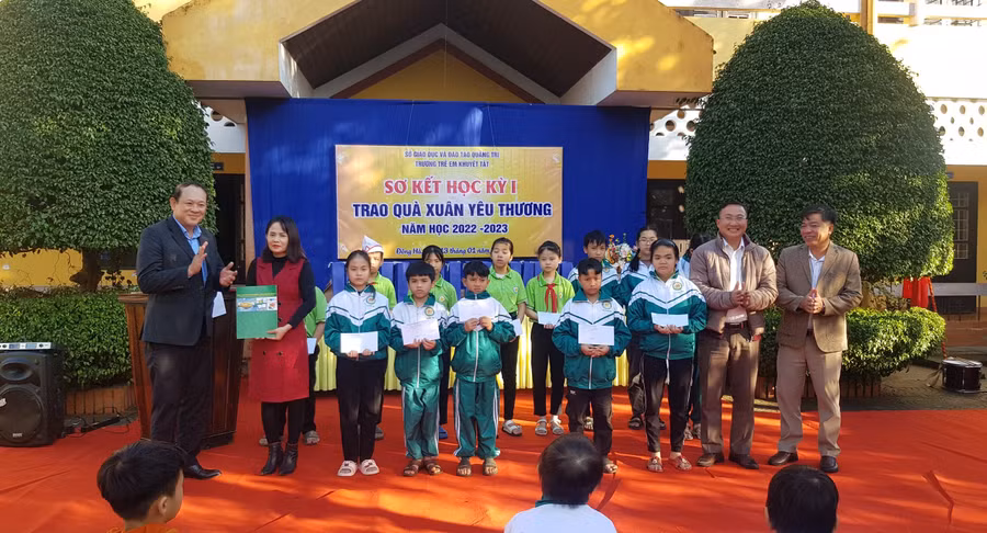 Ông Đoàn Đức Quang, Giám đốc Công ty Đầu tư xuất bản - Thiết bị giáo dục Việt Nam - chi nhánh Đà Nẵng trao tặng 24 triệu đồng cho nhà giáo và học sinh Trường Trẻ em Khuyết tật tỉnh Quảng Trị. (Ảnh: Minh Châu).